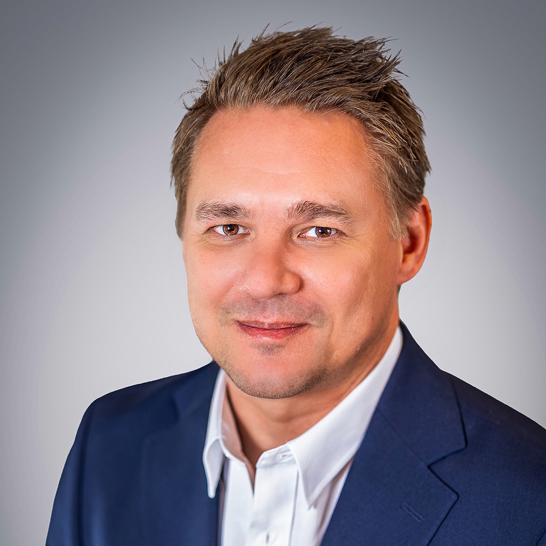 Nik Lundholm headshot